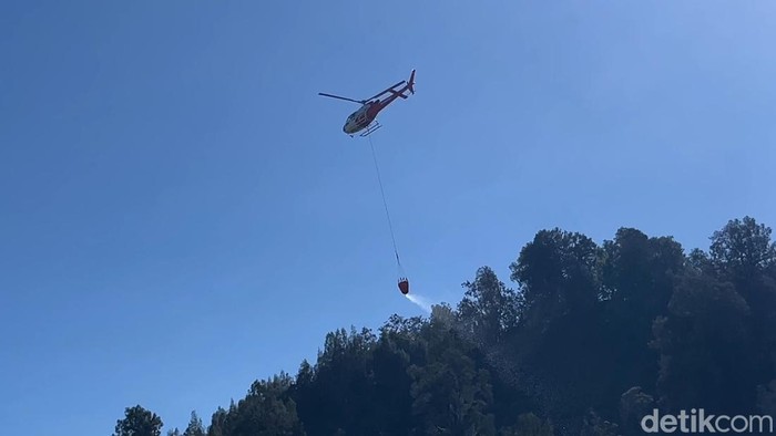 Helikopter water bombing kembali diterjunkan untuk padamkan kebakaran TNBTS