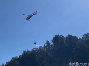 Operasional Helikopter Water Bombing Terganggu Abu Vulkanik Anak Krakatau