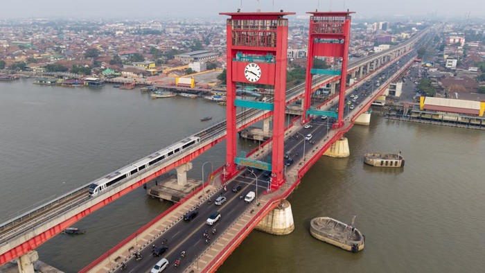 Foto udara sejumlah kendaraan melintas di atas Jembatan Ampera Palembang, Sumatera Selatan, Rabu (2/9/2026). Kementerian Kebudayaan menetapkan Jembatan Ampera Palembang yang dibangun pada tahun 1962 sepanjang 1.117 meter, lebar 22 meter itu sebagai Cagar Budaya Peringkat Nasional sebagai upaya pemerintah untuk memperkuat pelindungan warisan budaya Indonesia yang memiliki nilai penting bagi sejarah ilmu pengetahuan pendidikan, agama, dan kebudayaan bangsa. ANTARA FOTO/Nova Wahyudi/nym.
