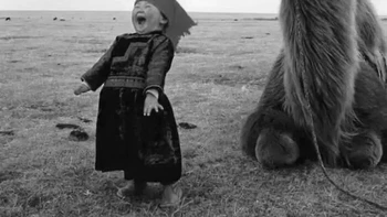 Ketika jokes-nya benar-benar kena. Bocah dan unta ini tertangkap kamera seperti sedang tertawa bersama. Kompak banget sampai ekspresinya mirip. Foto: Boredpanda