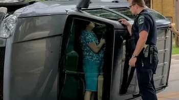 Pak, mobilnya salah posisi. Mau turun jadi ribet kalau pintu berubah fungsi menjadi atap. Setidaknya masih bisa ngobrol dengan polisi. Foto: Boredpanda