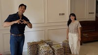 Pasangan Jevier Justin dan Tiffany Orie sedang menikmati bisnis jual telur ayam. Bisnis ini bermula dari niat Jevier untuk ketahanan pangan. Jadi dulu tuh sempat ketahanan pangan. Satu rumah banyak makan telur. Sehari kebetulan biasanya 15 butir per hari untuk satu rumah, cerita Jevier saat mengisi No Secret, Kamis (3/9/2026). Foto: Instagram @tiff.justin dan @jevierjustin