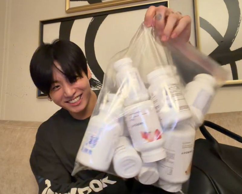 Jungkook BTS mengejutkan publik usai menunjukkan banyaknya obat yang ia konsumsi. Tak sedikit yang mengkhawatirkan kondisi kesehatannya. Jungkook BTS mengejutkan publik usai menunjukkan banyaknya obat yang ia konsumsi. Tak sedikit yang mengkhawatirkan kondisi kesehatannya.