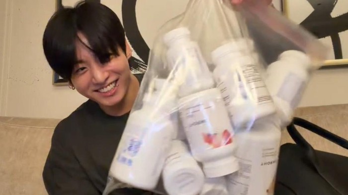 Jungkook BTS mengejutkan publik usai menunjukkan banyaknya obat yang ia konsumsi. Tak sedikit yang mengkhawatirkan kondisi kesehatannya.