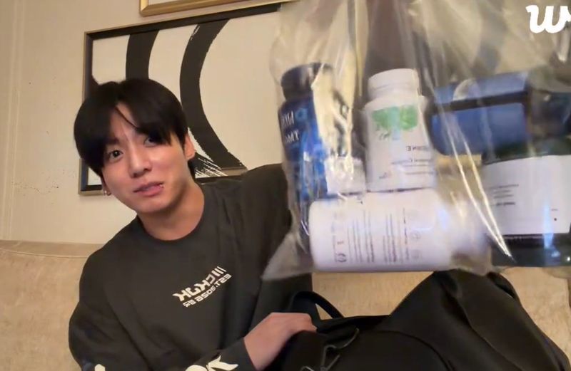 Jungkook BTS mengejutkan publik usai menunjukkan banyaknya obat yang ia konsumsi. Tak sedikit yang mengkhawatirkan kondisi kesehatannya. Jungkook BTS mengejutkan publik usai menunjukkan banyaknya obat yang ia konsumsi.