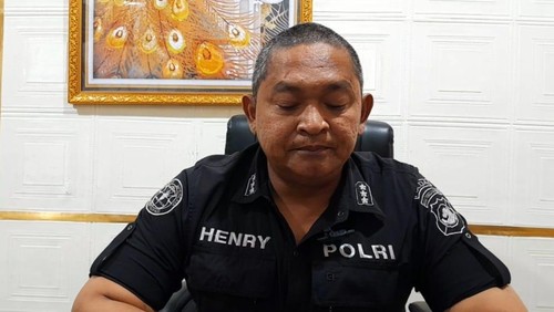 Kabid Humas Polda NTT, Kombes Henry Novika Chandra, saat ditemui di ruang kerjanya, Kamis (3/9/2026). (Foto: Simon Selly/detikBali)