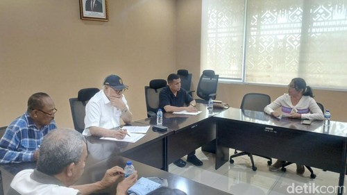 Suasana audiensi keluarga dr. Icha dengan anggota DPD RI asal NTT Abaraham Paul Liyanto (baju putih) di Kantor DPD Perwakilan NTT.