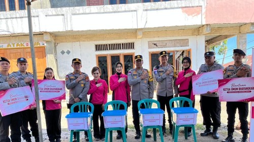 Kapolda NTT Irjen Rudi Darmoko saat mengecek rumah personel Polres Manggarai yang terdampak gempa, Rabu (2/9)
