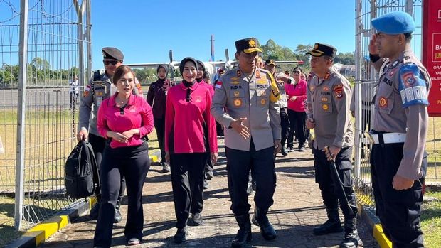 Kapolres Manggarai AKBP Levy Defrisyah saat menyambut kedatangan Kapolda NTT Irjen Rudi Darmoko Kapolres Manggarai AKBP Levy Defrisyah saat menyambut kedatangan Kapolda NTT Irjen Rudi Darmoko