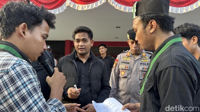Kasat Reskrim Polres Bone AKP Ananda Gunawan saat menerima aspirasi dari HMI Cabang Bone.