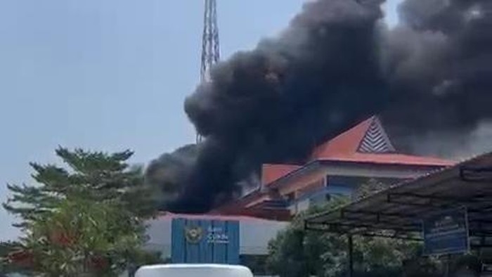 Kebakaran Kantor Bea Cukai Batam pada Kamis (3/9/2026).