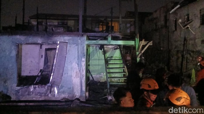 Kebakaran menghanguskan rumah kos di Makassar.