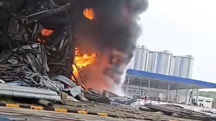 Kebakaran pabrik sabun di KEK Sei Mangkei, Simalungun. (tangkapan layar)