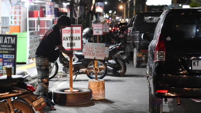 Kebijakan waktu pengisian BBM subsidi di Balikpapan Petugas melayani pengisian BBM di SPBU MT Haryono, Balikpapan, Kalimantan Timur, Rabu (2/9/2026). Pemerintah Kota Balikpapan telah menerapkan agenda pengisian BBM bersubsidi jenis pertalite untuk kendaraan roda empat pada pukul 22.00-06.00 WITA dan truk menggunakan sistem ganjil genap sebagai upaya menjaga stok BBM setelah kuota nan disetujui oleh BPH Migas hanya 51.868 kiloliter dari usulan awal sebesar 177.039 kiloliter. ANTARA FOTO/Angga Palguna/nym.