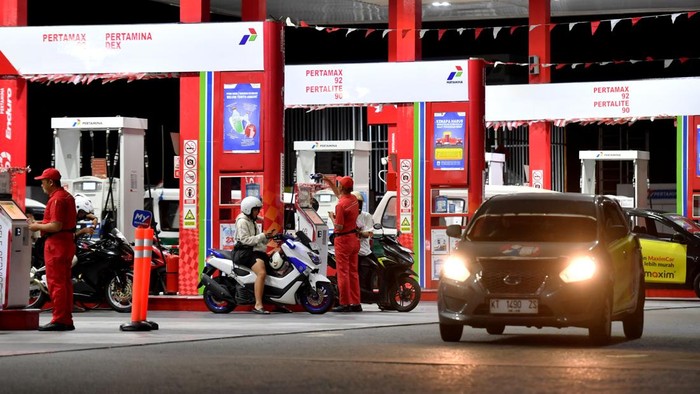 Petugas melayani pengisian BBM di SPBU MT Haryono, Balikpapan, Kalimantan Timur, Rabu (2/9/2026). Pemerintah Kota Balikpapan telah menerapkan agenda pengisian BBM bersubsidi jenis pertalite untuk kendaraan roda empat pada pukul 22.00-06.00 WITA dan truk menggunakan sistem ganjil genap sebagai upaya menjaga stok BBM setelah kuota nan disetujui oleh BPH Migas hanya 51.868 kiloliter dari usulan awal sebesar 177.039 kiloliter. ANTARA FOTO/Angga Palguna/nym.