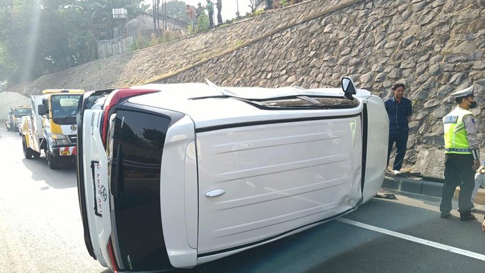 Kecelakaan beruntun mengakibatkan Innova terguling di Tol JORR, Kamis (3/9/2026) pagi.