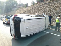 Coba Hindari Truk, 2 Mobil Tabrakan hingga Terguling di Tol JORR