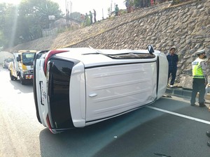 Coba Hindari Truk, 2 Mobil Tabrakan hingga Terguling di Tol JORR