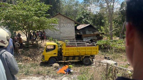 Foto : Polisi saat melakukan olah TKP di lokasi truk dump terbalik di Jalan Raya Kampung Modu, Desa Ubu Raya, Kecamatan Loli, Kabupaten Sumba Barat, NTT, Kamis (3/9/2026). (Dok. Polres Sumba Barat).