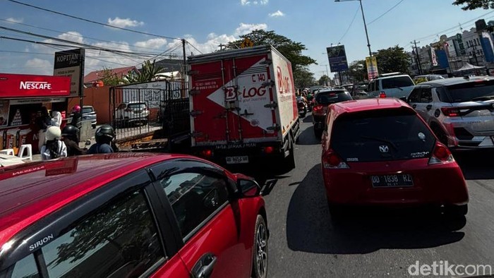 Kemacetan di Jalan Perintis Kemerdekaan Makassar imbas antrean SPBU.