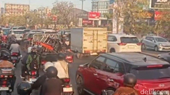 Kemacetan masih terjadi di Jalan Perintis Kemerdekaan Makassar, Sulawesi Selatan (Sulsel) hingga pukul 17.00 Wita sore ini.