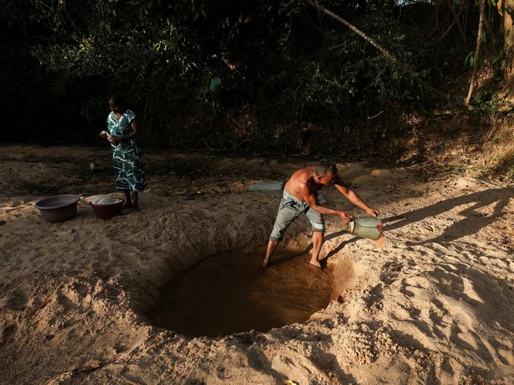 Kemarau Parah, Warga Sri Lanka Rela Gali Sungai Kering untuk Cari Air