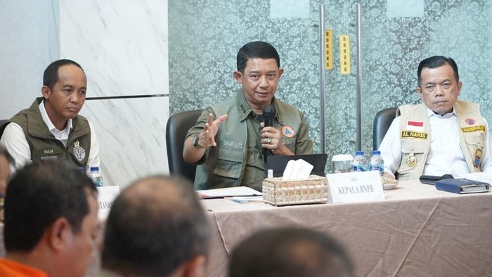 Kepala BNPB RI saat paparan soal karhutla Jambi usai peninjauan udara