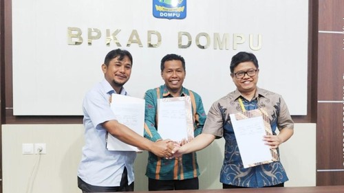 Kepala BPKAD Dompu (tengah) diapit oleh Kepala KPPN Bima dan Kepala KPP Pratama Bima saat penandatanganan BAR di ruang rapat BPKAD Dompu, Kamis (3/9/2026). (Foto: Dok. Istimewa)