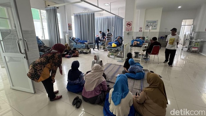 Kondisi murid SMAN 1 Lasem yang diduga keracunan MBG saat menjalani perawatan di Puskesmas Lasem, Rembang, Kamis (3/9/2026).