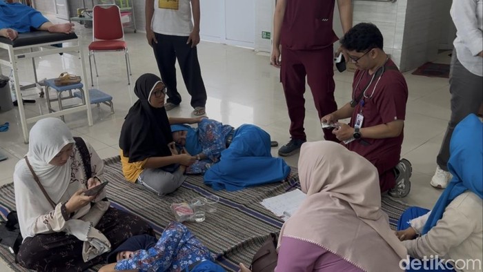 Kondisi murid SMAN 1 Lasem yang diduga keracunan MBG saat menjalani perawatan di Puskesmas Lasem, Rembang, Kamis (3/9/2026).