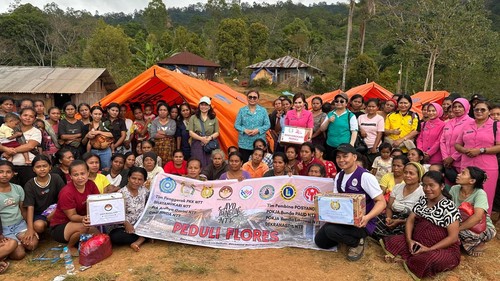 Ketua Bhayangkari Manggarai Tantri Defriansyah memberikan bantuan sosial untuk korban terdampak gempa di Kecamat Cibal, Kamis (3/9/2026)