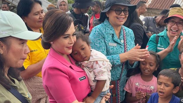 Ketua Bhayangkari Manggarai Tantri Levy Defriansyah saat berinteraksi dengan anak-anak korban gempa, Kamis (3/9/2026) Ketua Bhayangkari Manggarai Tantri Levy Defriansyah saat berinteraksi dengan anak-anak korban gempa, Kamis (3/9/2026)