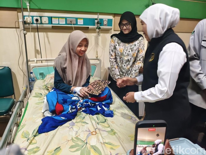 Gubernur Jawa Timur Khofifah Indar Parawansa menyoroti waktu pengiriman dan penyajian makanan dalam kasus dugaan keracunan ratusan santri di Sidoarjo.
