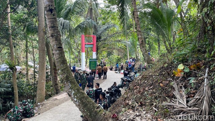 Kondisi jembatan sepanjang 63 meter ini masih dijaga oleh pinak TNI, agar tidak dilewati warga meksipun jalan kaki. Tali sling dan besi-besi yang menjadi penghadang sebagian kanan rusak. Struktur bagian atasnya menggunakan tambang besar.