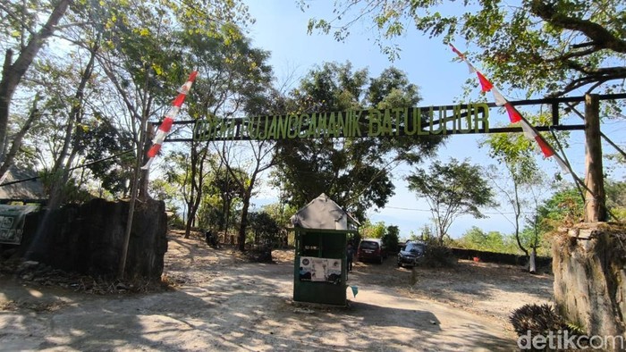 Kondisi objek wisata Batu Luhur Kuningan yang rusak dan terbengkalai