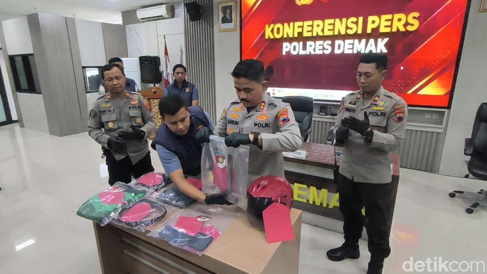 Konferensi pers ungkap kasus wanita ditemukan tewas dalam kondisi terbakar di pos ronda tepi Jalan Raya Purwodadi - Semarang, Kebonagung, Demak, Kamis (3/9/2026).