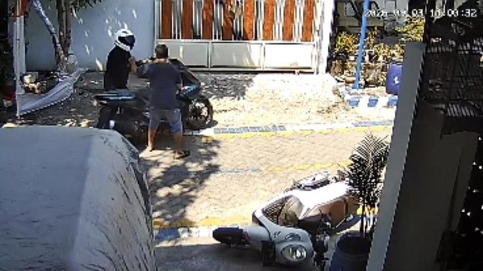 Korban saat memergoki pelaku pencurian burung di Gresik