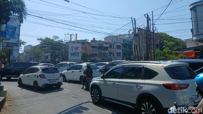 Lampu lalu lintas di perempatan Jalan Veteran Utara-Sungai Saddang Lama, Makassar padam, menyebabkan kemacetan.