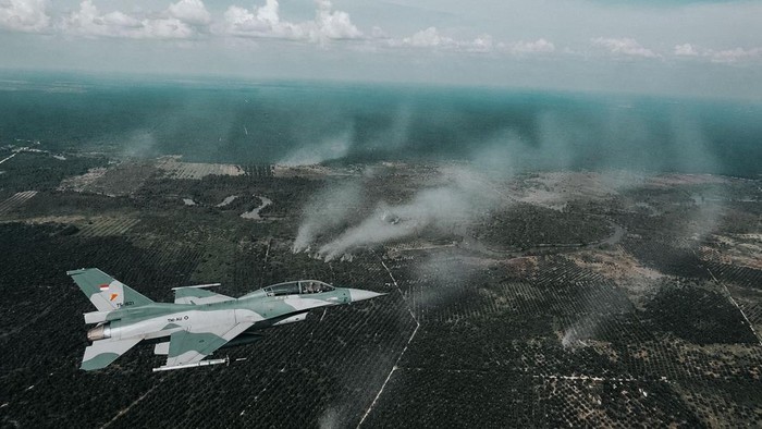 Lanud Roesmin Nurjadin terbangkan pesawat tempur F-16 untuk melakukan patroli udara mengecek karhutla di Riau