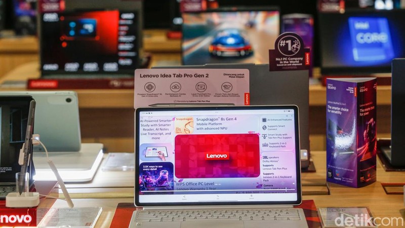 Kelangkaan dan kenaikan harga semikonduktor global mulai berdampak pada harga laptop di Indonesia yang disebut naik sekitar 50 persen sejak akhir tahun lalu hingga saat ini.