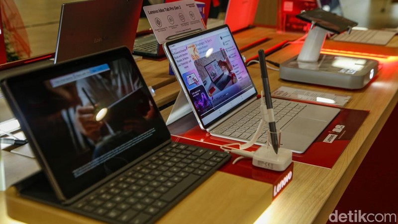 Kelangkaan dan kenaikan harga semikonduktor global mulai berdampak pada harga laptop di Indonesia yang disebut naik sekitar 50 persen sejak akhir tahun lalu hingga saat ini.