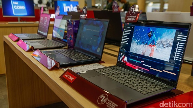 Kelangkaan dan kenaikan harga semikonduktor global mulai berdampak pada harga laptop di Indonesia yang disebut naik sekitar 50 persen sejak akhir tahun lalu hingga saat ini.