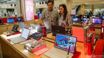  Di sisi lain, sejumlah produsen menyesuaikan spesifikasi, seperti menurunkan memori dari 16 GB menjadi 8 GB, untuk menjaga harga tetap di bawah Rp 10 juta.