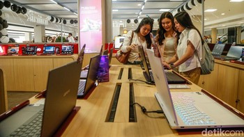 Kelangkaan dan kenaikan harga semikonduktor global mulai berdampak pada harga laptop di Indonesia yang disebut naik sekitar 50 persen sejak akhir tahun lalu hingga saat ini.