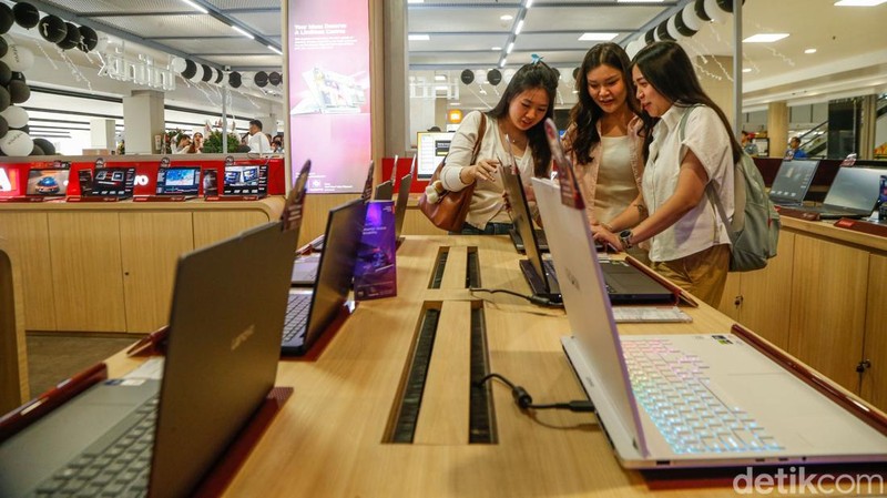 Kelangkaan dan kenaikan harga semikonduktor global mulai berdampak pada harga laptop di Indonesia yang disebut naik sekitar 50 persen sejak akhir tahun lalu hingga saat ini.