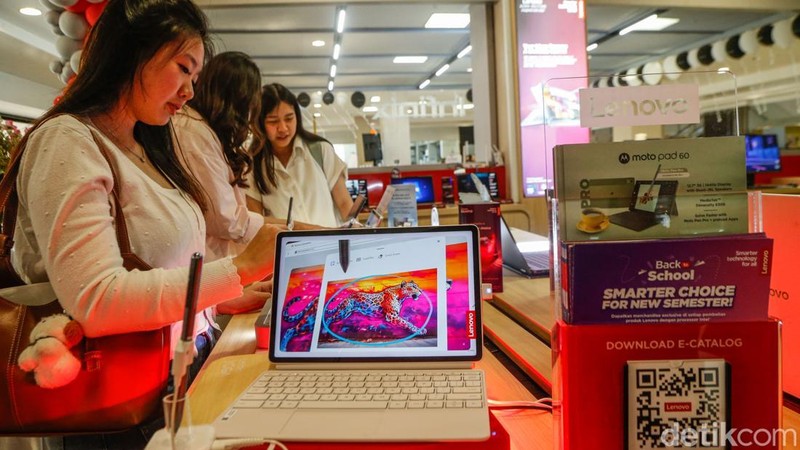 Kelangkaan dan kenaikan harga semikonduktor global mulai berdampak pada harga laptop di Indonesia yang disebut naik sekitar 50 persen sejak akhir tahun lalu hingga saat ini.