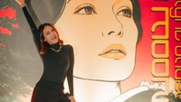 Luna Maya tampil mempesona dan elegan mengenakan turtleneck lengan panjang serta celana kulot berwarna hitam. Ia berpose ceria di depan latar belakang besar bergaya estetika Jepang bertuliskan Birthday Celebration by Luna. (Foto: dok Instagram lunamaya)