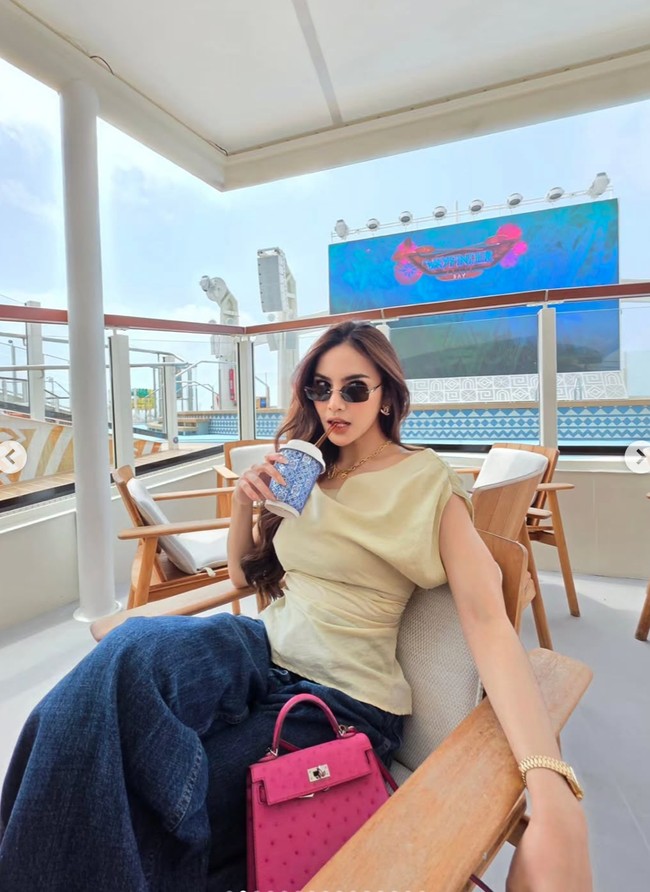 Dalam salah satu kesempatan, istri Rizky Febian itu memilih tampil simpel dan santai padukan atasan berwarna krem dengan celana jeanss berpotongan longgar. Penampilannya semakin lengkap dengan kaca mata hitam. Foto: Instagram/@mahaliniraharja