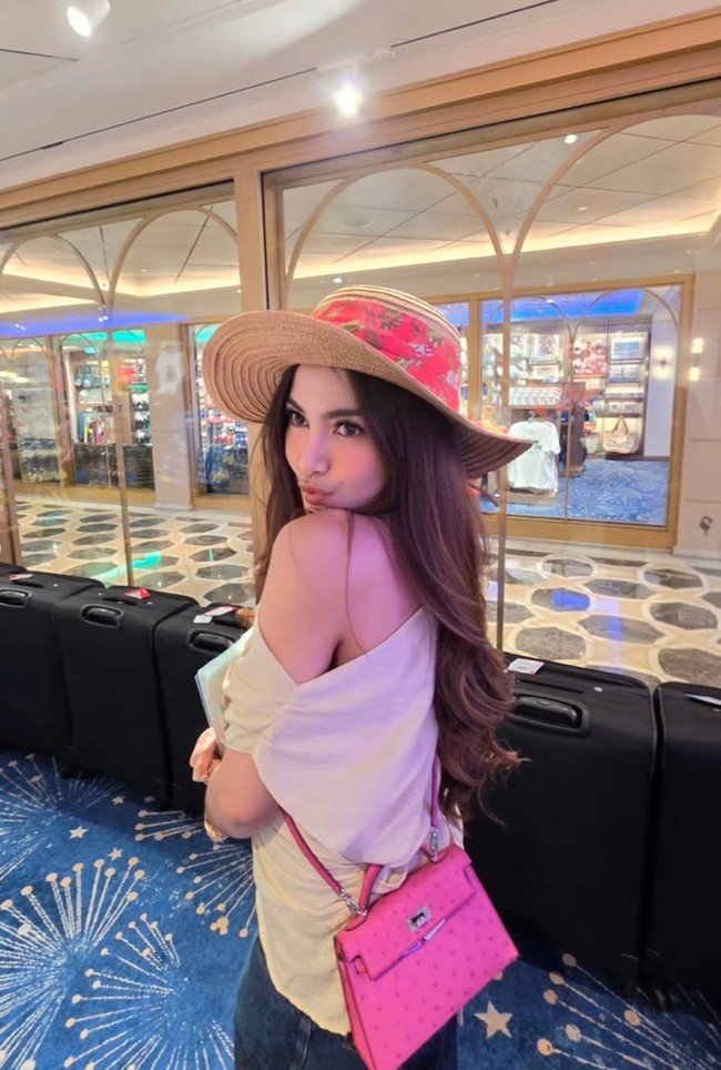 Yang tak kalah curi atensi ialah tas pink yang tampak dibawa Mahalini selama di dalam kapal. Diketahui tas pink tersebut berasal dari merek mewah Hermes. H Kelly 20 Mini Sellier II Fuchsia Ostrich Leather itu dibanderol dengan harga sekitar Rp 711 juta. Foto: Instagram/@mahaliniraharja
