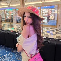 Yang tak kalah curi atensi ialah tas pink yang tampak dibawa Mahalini selama di dalam kapal. Diketahui tas pink tersebut berasal dari merek mewah Hermes. H Kelly 20 Mini Sellier II Fuchsia Ostrich Leather itu dibanderol dengan harga sekitar Rp 711 juta. Foto: Instagram/@mahaliniraharja